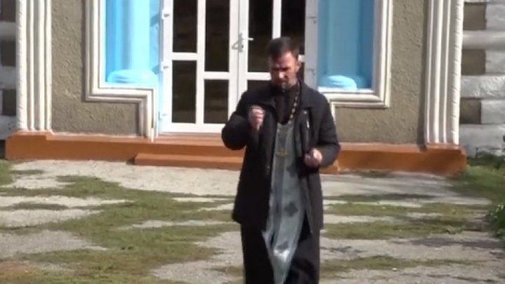 Священник признается - сначала работать у односельчан стыдился. 