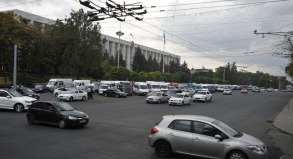 Șoferii microbuselor protestează în centrul capitalei. Foto: protv.md