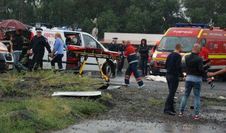 Victimele sunt aduse cu un autocar care este însoţit de o ambulanţă SMURD şi o echipă de paramedici.