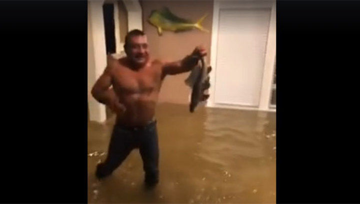 Житель Хьюстона поймал рыбу в залитой водой гостиной.
