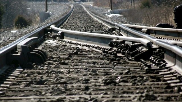 Un bărbat a supravieţuit după ce peste el a trecut o locomotivă. Foto: publika.md