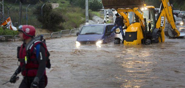 Codul portocaliu de inundaţii, prelungit până marţi în România. Foto: MENAHEM KAHANA