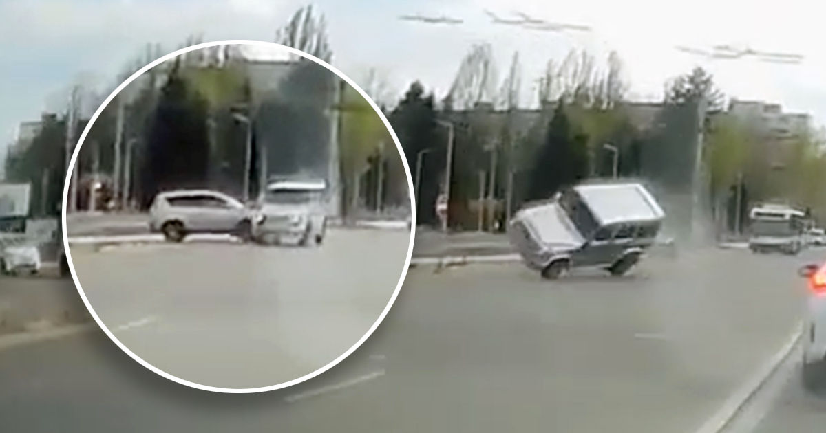 В Кишиневе Mercedes едва не перевернулся после столкновения с другим авто.