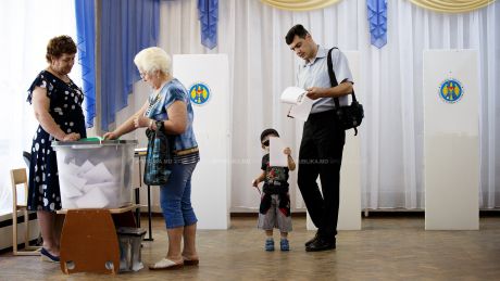 Мужчины менее активно участвуют в процессе голосования, нежели женщины.