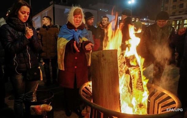 Около 200 человек остается на Майдане Незалежности.