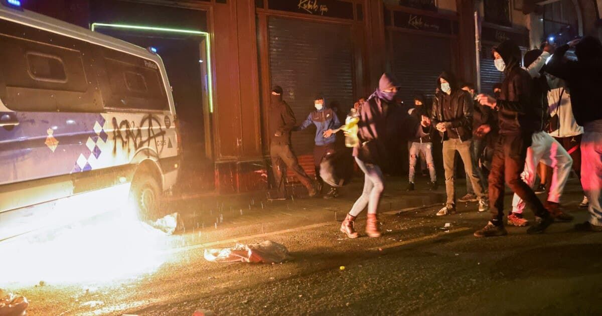 В Барселоне протесты сопровождаются поджогами и погромами.