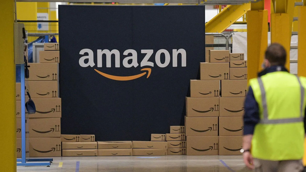 Lucrătorii Amazon cer anularea politicii de întoarcere la birou.