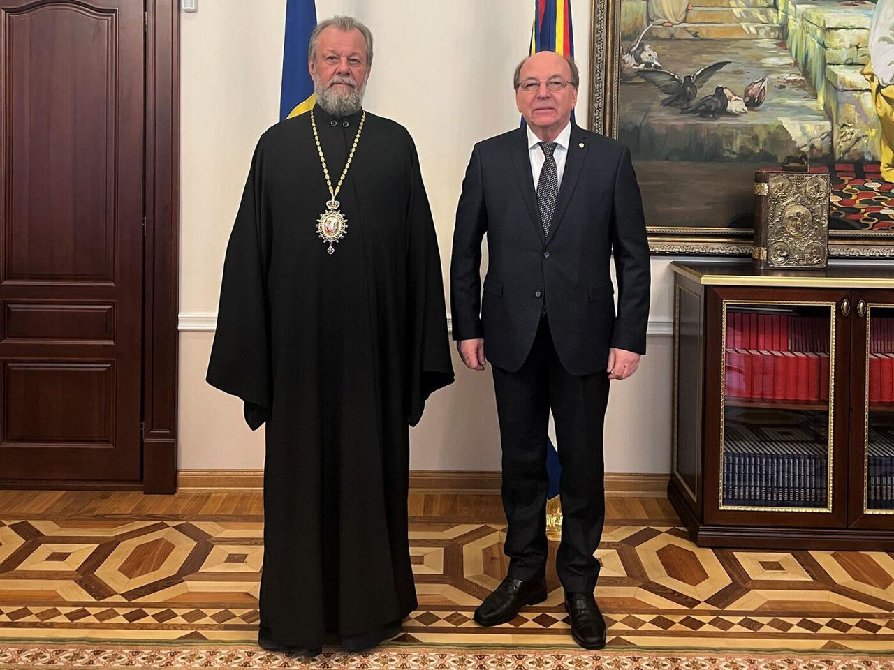 Митрополит Владимир встретился с послом РФ Васнецовым.