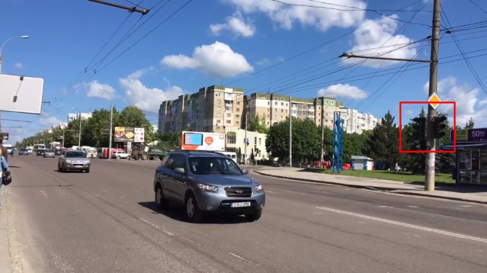 Semaforul defect de pe strada Alba Iulia, care nu funcționează de aproximativ cinci zile, creează mari dificultăți la trafic, în special pietonilor.