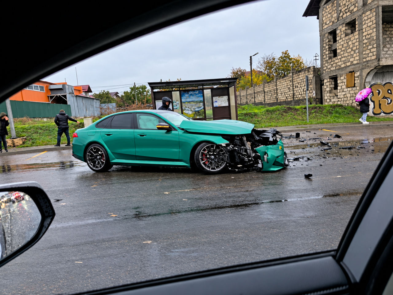 В Ставченах BMW столкнулся с автобусом и получил серьезные повреждения.