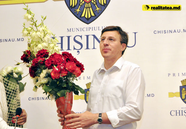 Chirtoacă a menționat că îi înțelege pe cei care și-au dat votul pentru socialista Zinaida Greceanîi, însă trebuie să conștientizeze faptul că opțiunea europeană una mult mai bună.