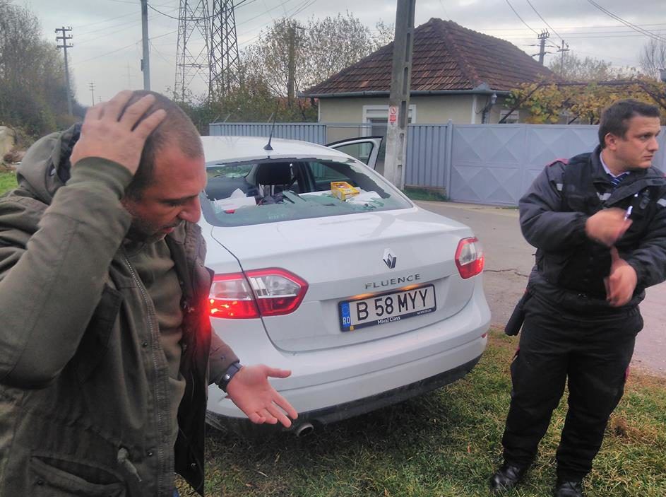 O echipă de jurnalişti români, atacată cu bâte, furci şi topoare după ce a filmat un furt în desfăşurare.