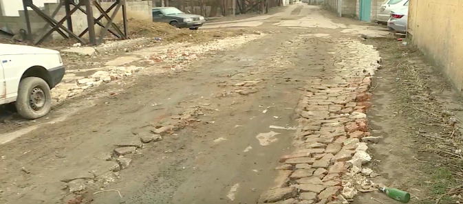 Однако в столице хватает улиц, до которых дорожники еще не добрались. 