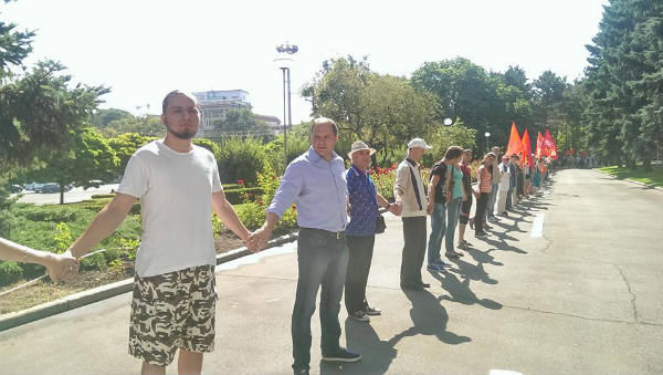 Взявшись за руки, граждане окружили здание Правительства РМ.