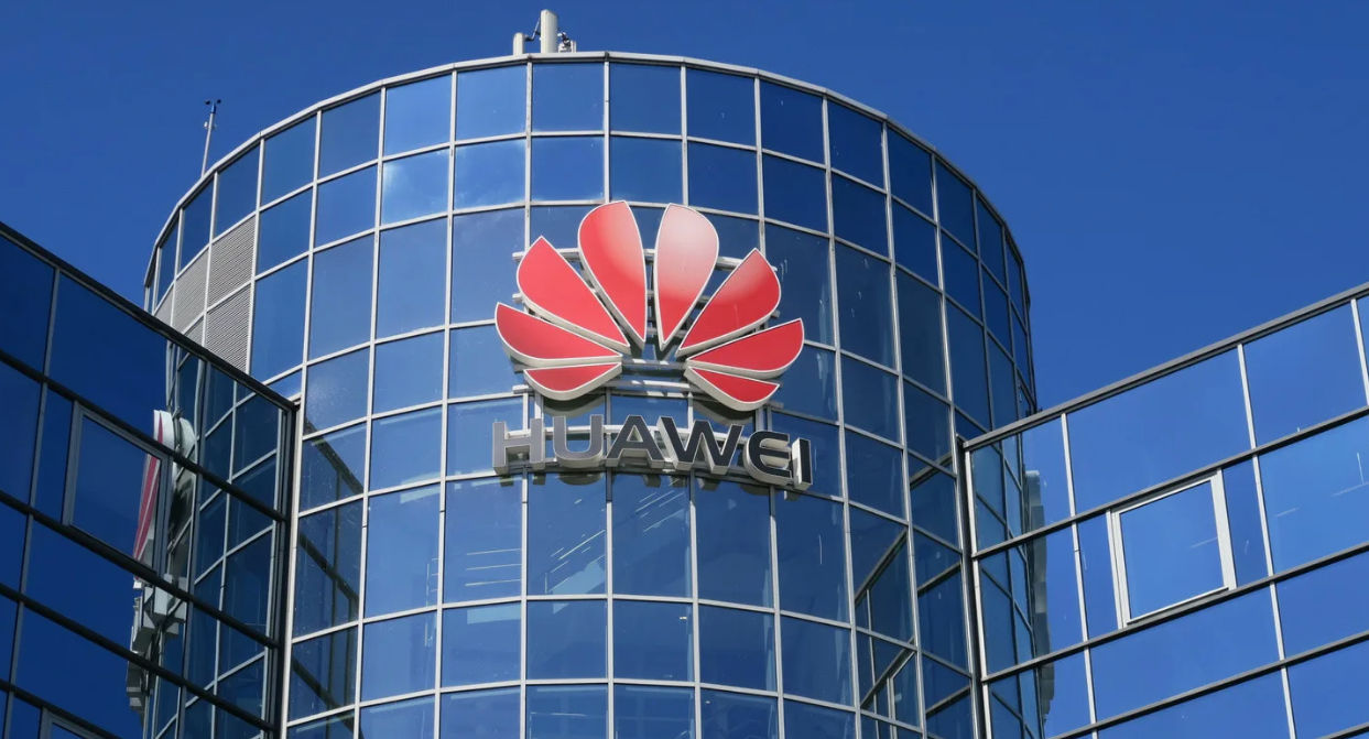 США начнут судить Huawei за ведение бизнеса в Иране только в 2026 году.