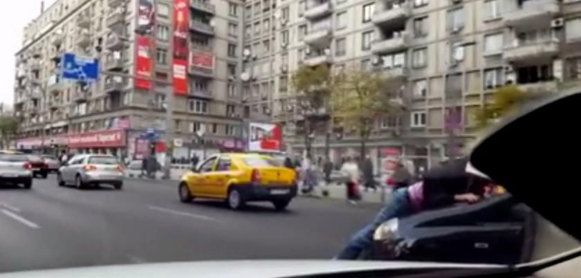 Bărbat, luat pe capotă de o șoferiță. Foto: today.md