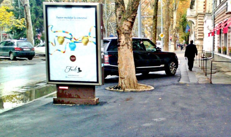 В общей сложности, запланировано демонтировать и вывезти 10 рекламных панно. Фото: diez.md.