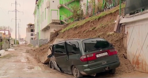 În urma topirii zăpezii, într-o curte de pe strada Lev Tolstoi din centrul Capitalei, unde se află mai multe case particulare, s-a format un crater uriaş.