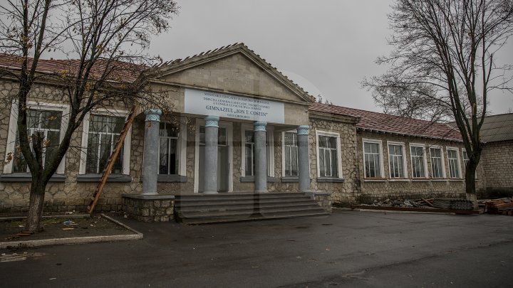Copiii din Ghidighici învaţă într-o clădire fără acoperiş din cauza lucrărilor de reparaţie