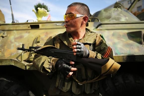 Sute de bărbați înarmați blochează orașul Lugansk, fieful separatiștilor ucraineni. Foto: GettyImages
