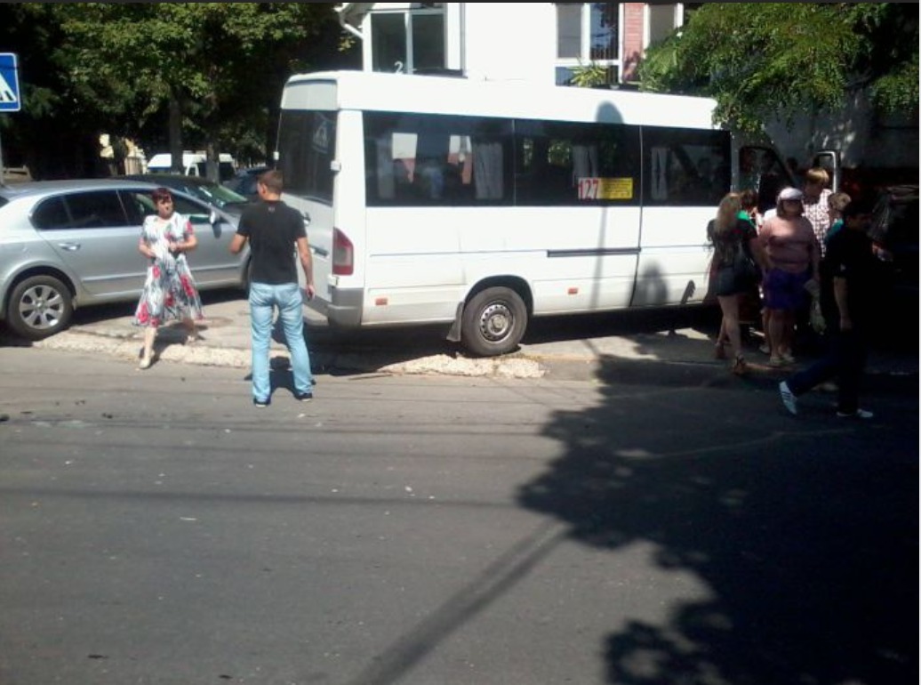 Водитель не справился с управлением и врезался в дерево.