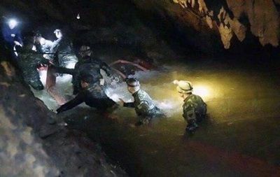 Из пещеры в Таиланде вытащили еще двух детей.