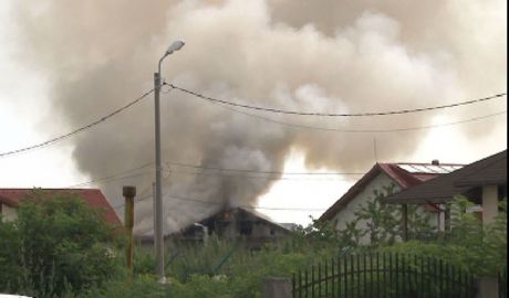 O vilă arde în acest moment în suburbia Sângera a municipiului Chişinău. Foto: jurnal.md