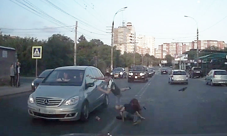 На Ботанике автомобиль сбил пешеходов прямо на зебре.