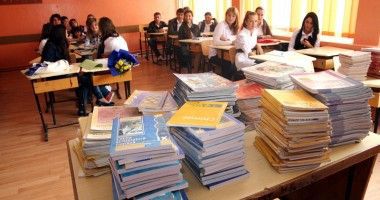 În acest an de studii, elevii vor plăti mai puţin pentru chiria manualelor.
