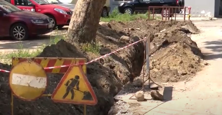 Лишь часть дворов в столице отремонтируют до конца года.