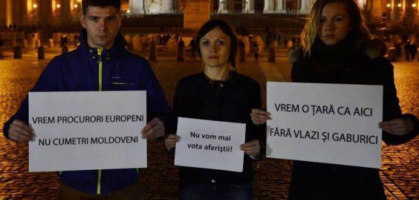 Un grup de tineri moldoveni și-au manifestat nemulțumirea față de clasa politică de la Chișinău, chiar în centrul Romei. Foto: deschide.md
