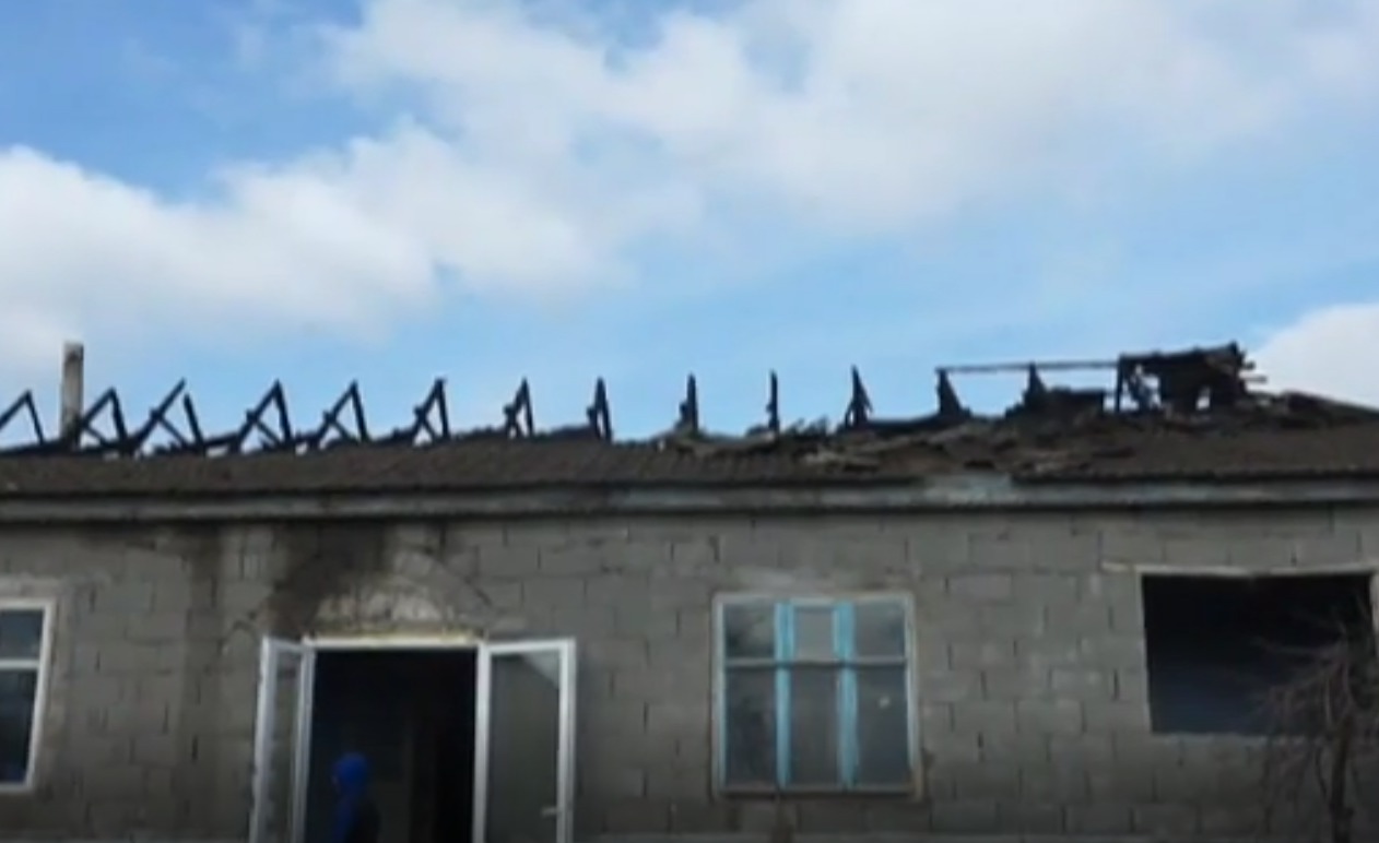 Au rămas fără acoperiş din cauza unui cablu de înaltă tensiune. Foto: Captură video