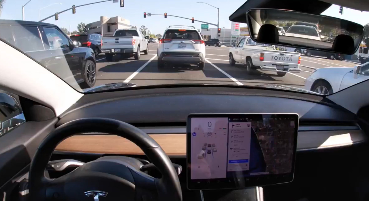 Автомобили Tesla автоматически останавливаются на красный свет светофора.
