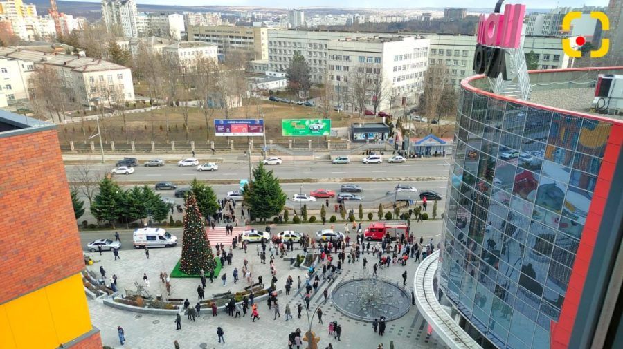 Из торгового центра Shopping Malldova эвакуируют посетителей.