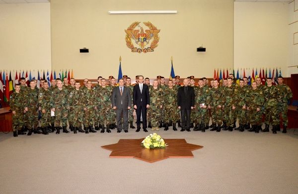 Военнослужащих встречал новый министр обороны Еуджен Стурза. Фото: army.md.