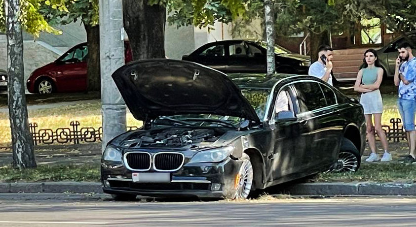 На Скулянке водитель BMW не справился с управлением и врезался в дерево.