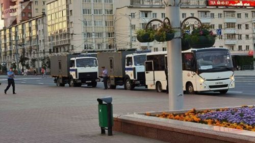 В центр Минска стягивают автозаки и водометы.
