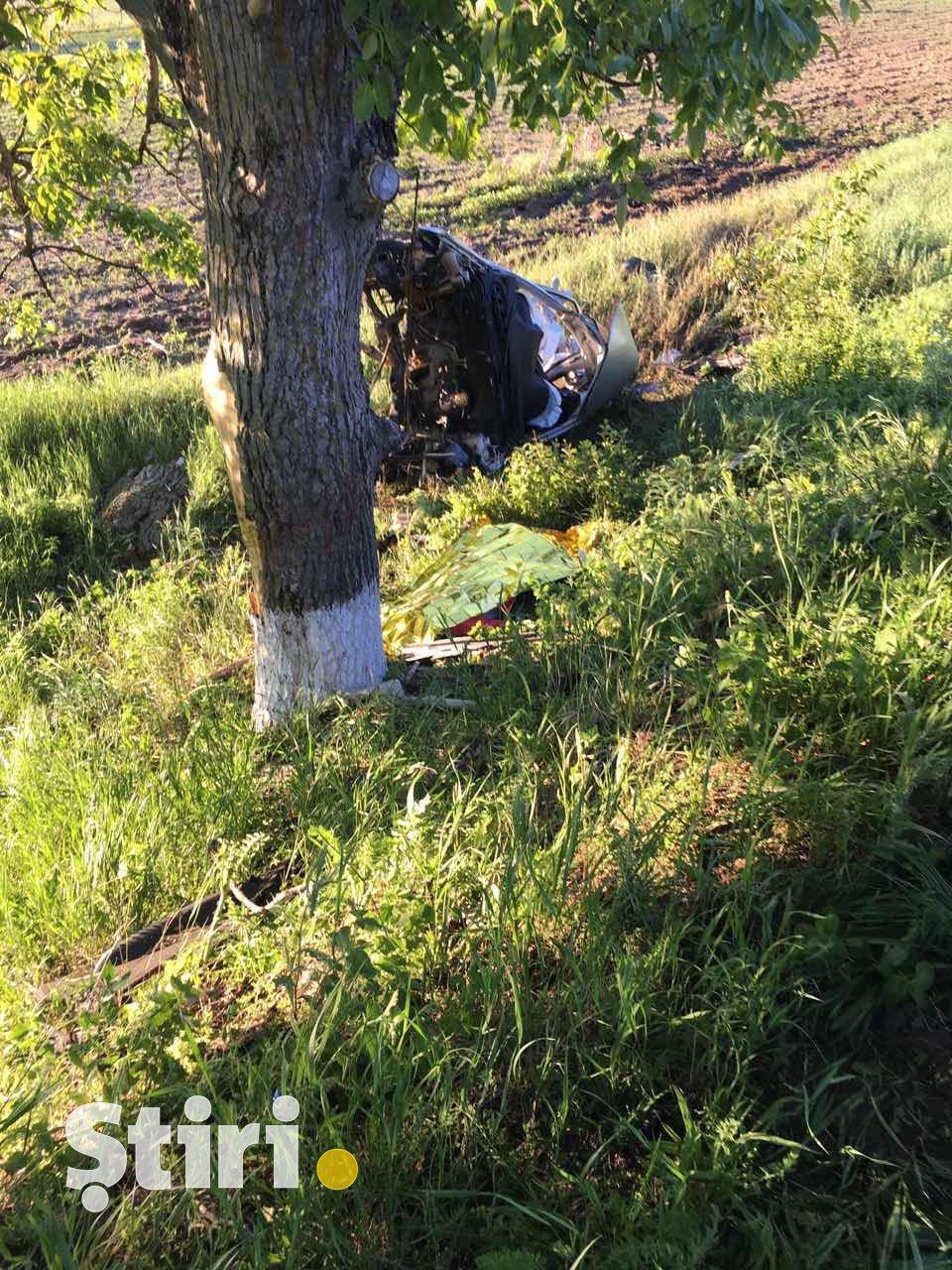 В Хынчештах автомобиль врезался в дерево: водитель погиб. 