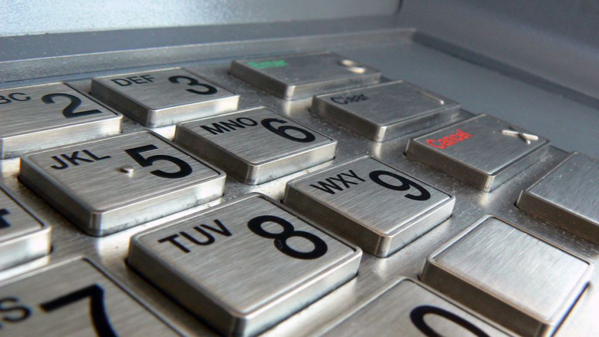 Bancomate din R. Moldova, forțate să arunce toți banii afară, după atacurile hackerilor „Cobalt”. Foto: gizmodo.com.au