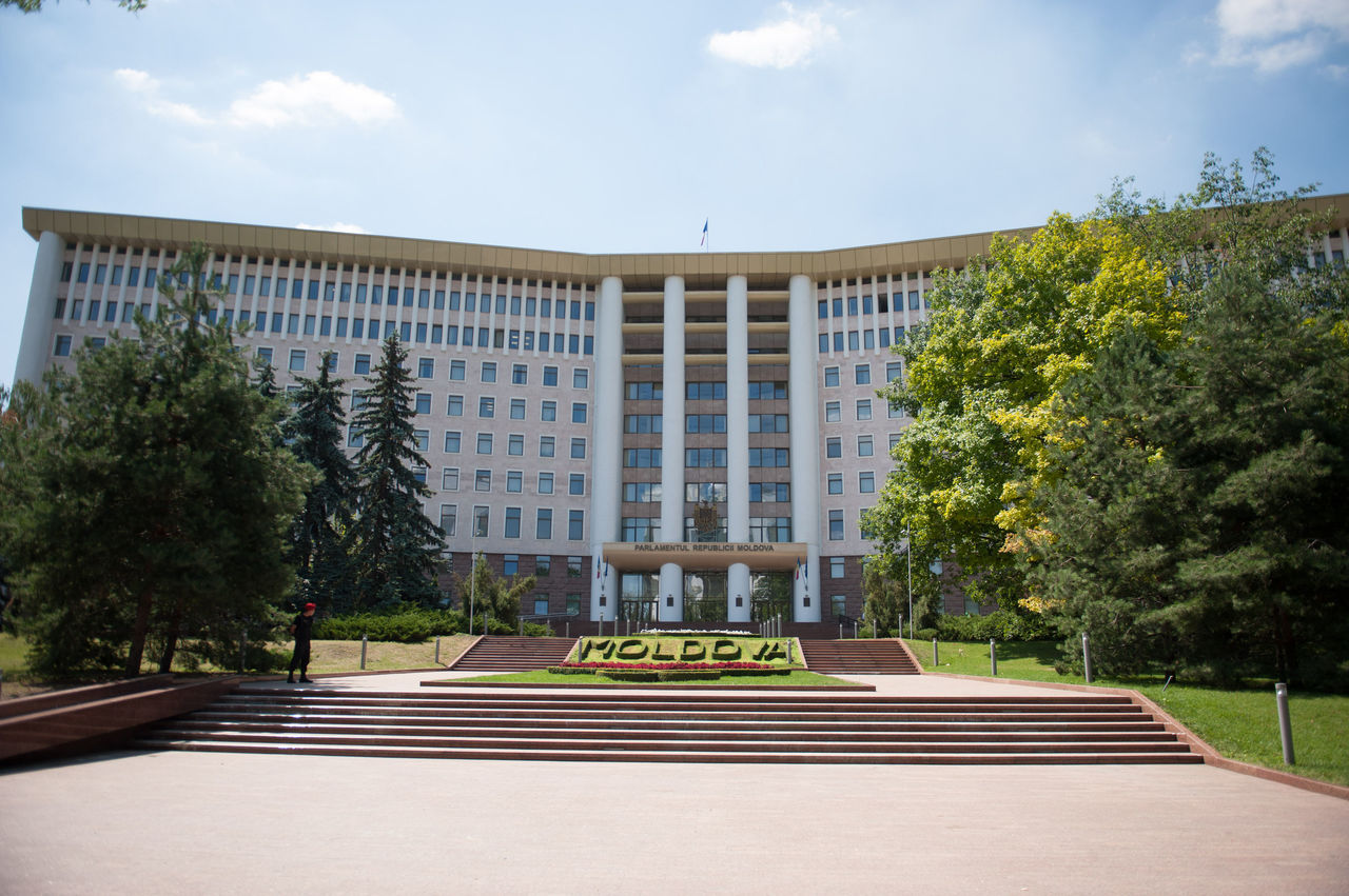 С момента запуска визитов в парламент порог законодательного органа преступили более 23 000 человек. 