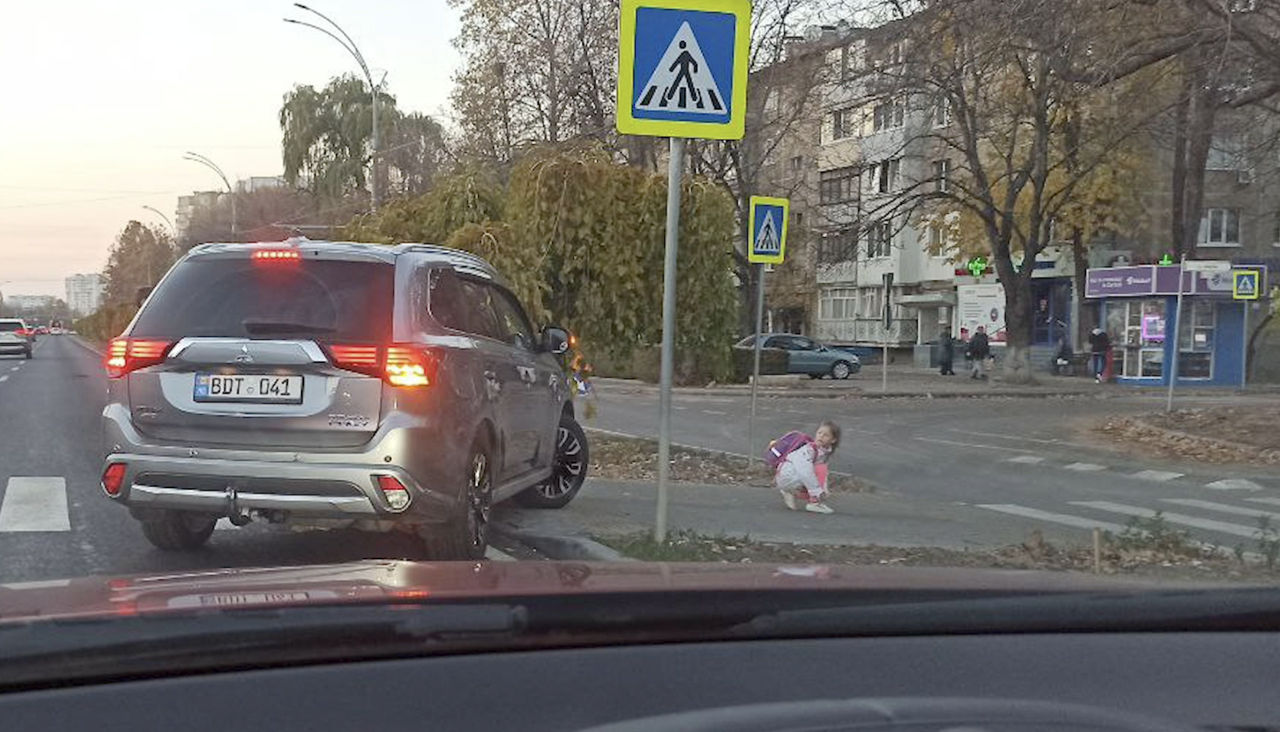 В Кишиневе водитель едва не наехал на девочку на пешеходном переходе