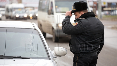 A urcat beat la volan, a lovit o mașină a poliţiei și s-a dat în spectacolatunci când agenții de circulație i-au cerut să facă testul de alcoolemie.