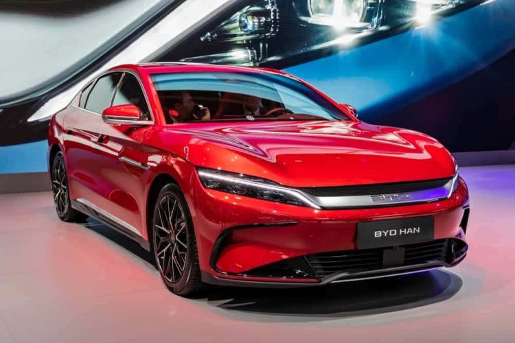 BYD обогнала Tesla на 60 % по выпуску электромобилей в прошлом квартале.