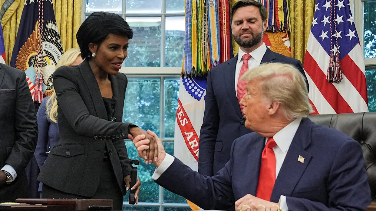 O jurnalistă din Biroul Oval l-a uimit pe Donald Trump: Ești frumoasă.