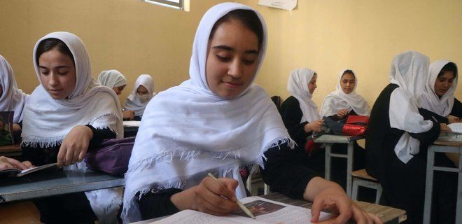 Талибы в Афганистане запретили девочкам посещать среднюю школу.