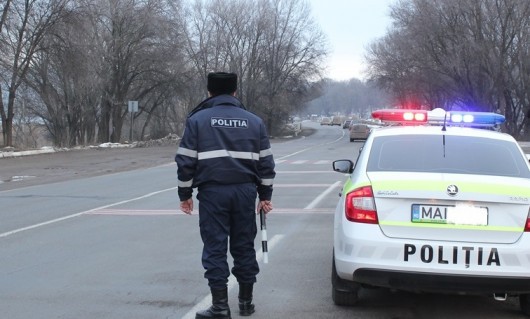 Individul din imaginile de mai jos, vorbitor de limbă rusă, are un tupeu fantastic.