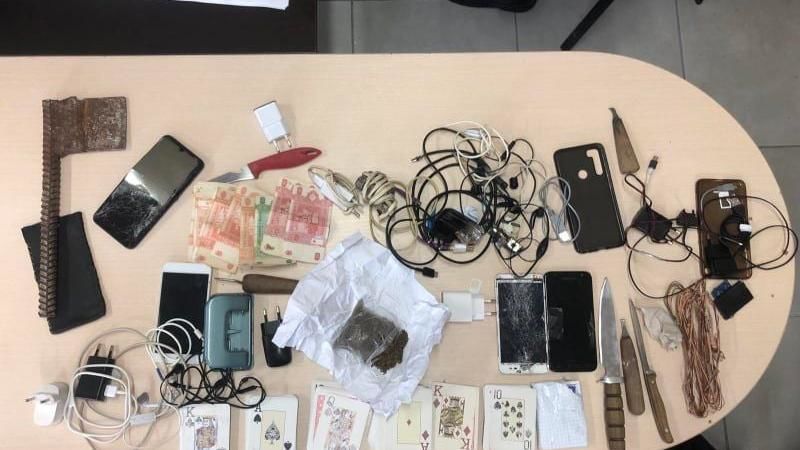 В двух тюрьмах страны проведены обыски: изъяли телефоны, деньги, алкоголь.