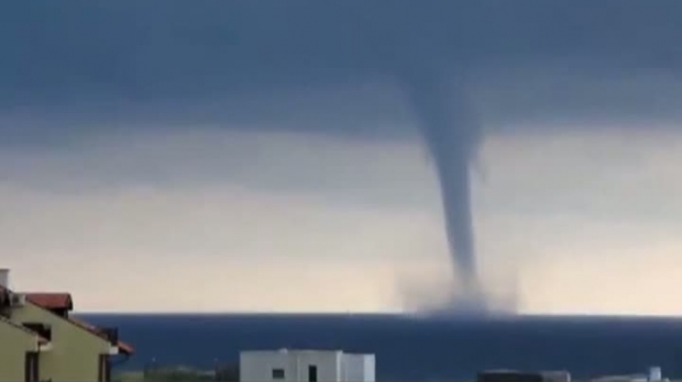 Un meteorolog american avertizează că România va fi lovită de tornade puternice.