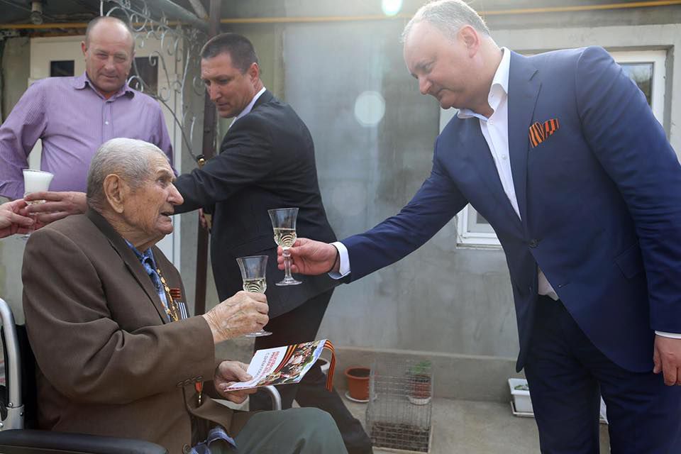 Президент вручил высшую награду страны 100-летнему ветерану ВОВ.