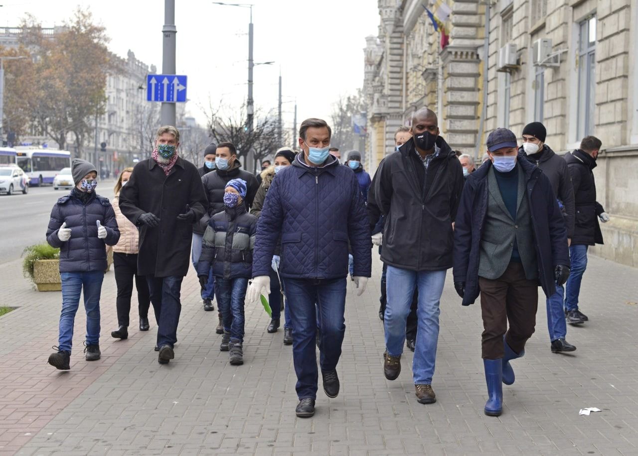 В акции по посадке деревьев в столице приняли участие послы.